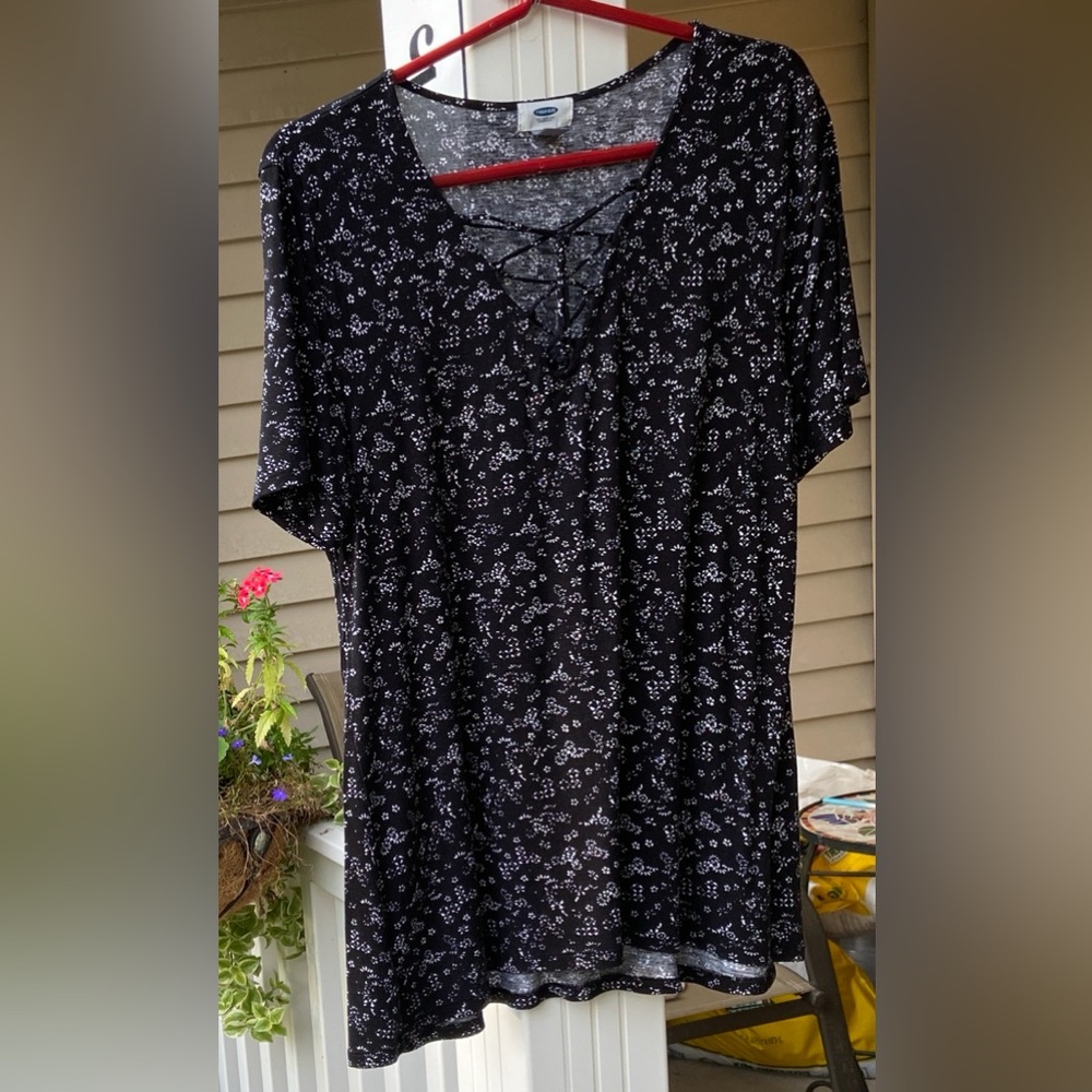 Well Loved Old Navy Sz-L Black w/Tiny White Printed Flowers, Slight High-Low Hem